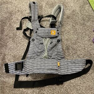 Tula Explore Coast Carrier in Black and White